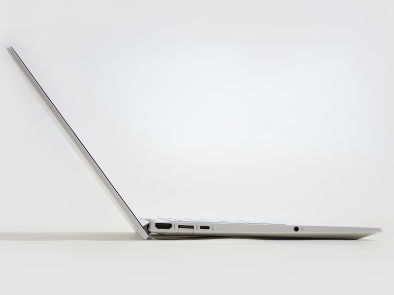 横から。パネルの下が足になり、キーボードが少し傾く。USB 3.0の高さがギリギリなので、下が開くようになっている