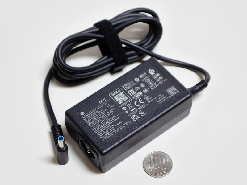 ACアダプタのサイズ約48×85×25mm、重量205g、出力19.5V/3.33A/65W