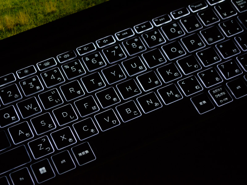 キーボードバックライト。OFF+2段階。ただ日中オンにするとキートップが白なので逆に見辛くなる