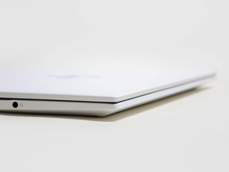 閉じたところ。手前が口のように開いているのでパネルを開きやすい