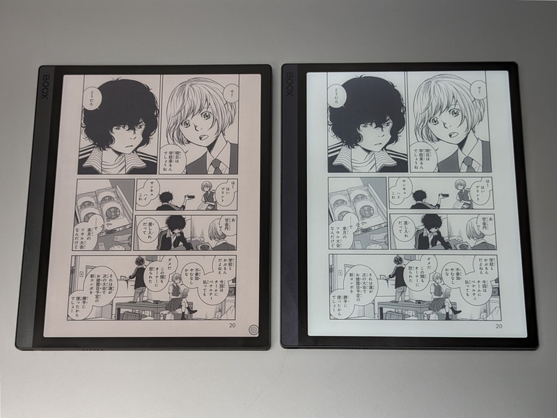 モノクロモデル(右)との比較。フロントライトの色味の違いが目立つが、解像度は本製品のほうが高い