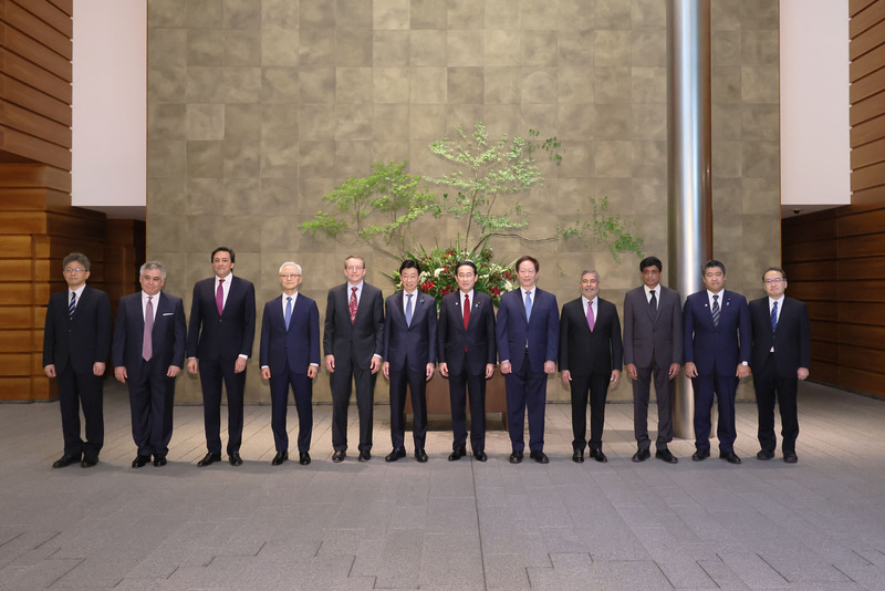 意見交換会に出席した岸田総理、西村大臣、および各社のトップ