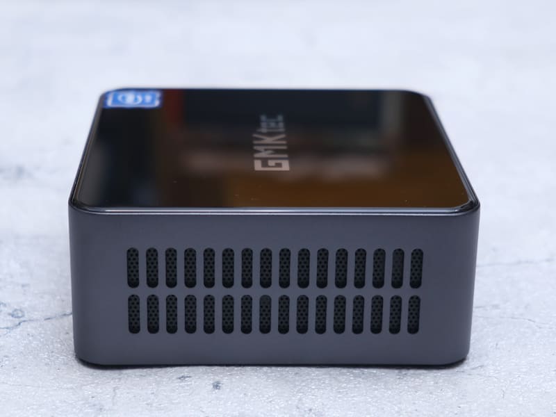 本体右側面と左側面は通気孔のみ