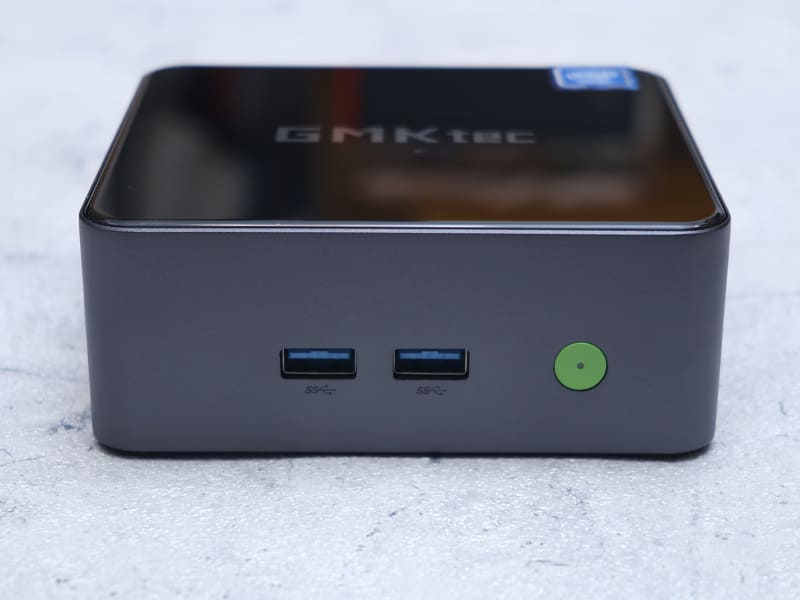 本体前面にはUSB 3.1を2基装備。電源ボタンがチャームポイント