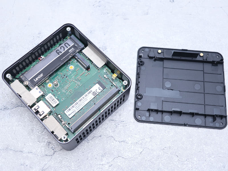 本体内部。メモリモジュールModposit、SSDはLexar製だった