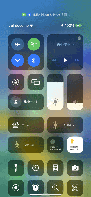 iPhoneの画面をMacにミラーリングするには、コントロールセンターから［画面ミラーリング］のアイコンをタップし、Macを選択します