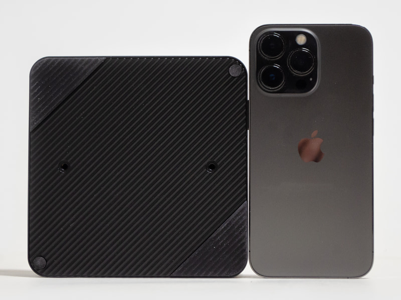 裏面とiPhone 13 Pro。かなりコンパクトなのが分かる