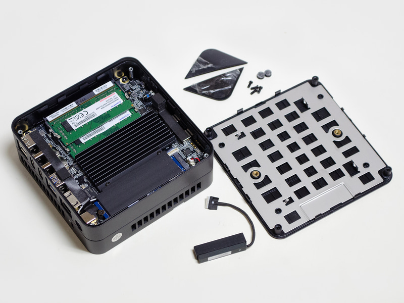 内部とパネル。裏パネルの丸いゴム足2つ、三角形ゴム足2つ外すとネジが現れ、それを外すと内部にアクセス可能となる。カバーの裏に2.5インチSATA HDD/SSDベイ(7mm以内)