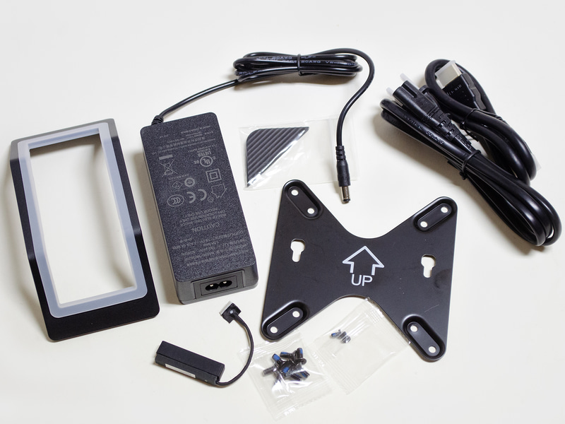 付属品はスタンド、ACアダプタ(サイズ約115×50×33mm、重量235g、出力19V/3.42A)、専用SATAケーブル、VESAマウンタ、ネジ類、 HDMIケーブル、電源ケーブル