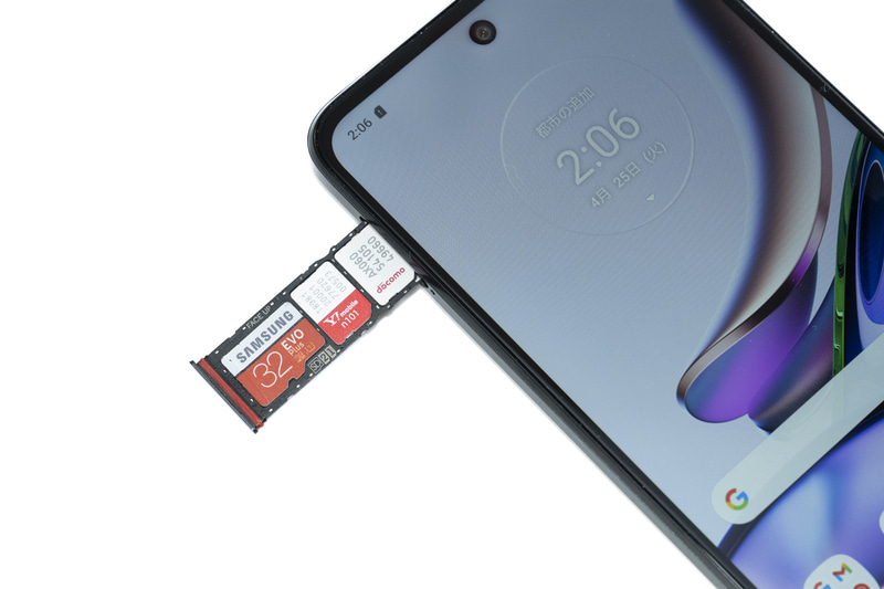 左側面に設けられたSIMスロットは2枚のSIMとmicroSDカードの3枚を同時に取り付けることができる