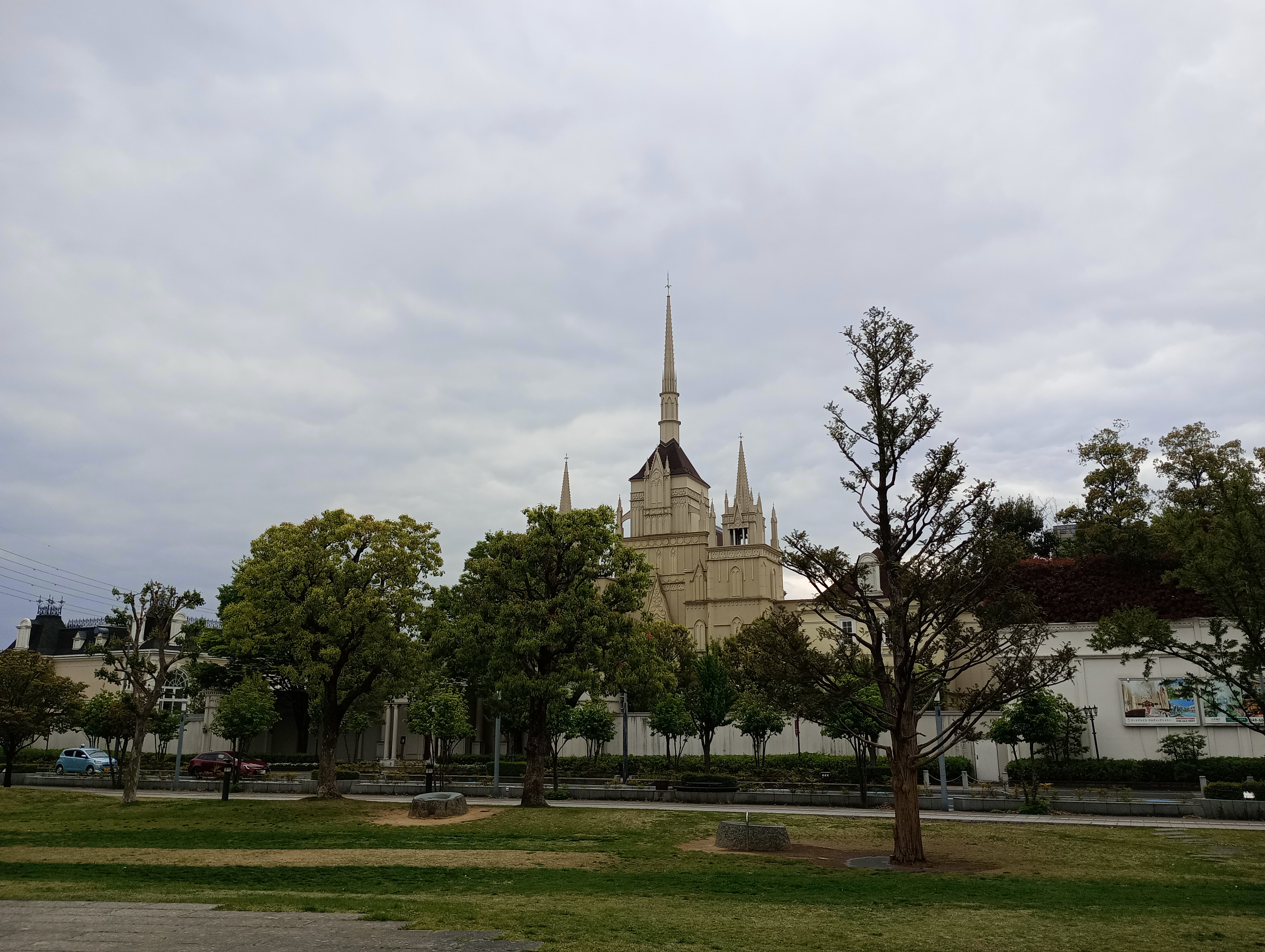 空に注目すると分厚い雲のカタチを捉えているなどグラデーションの描写も上手い