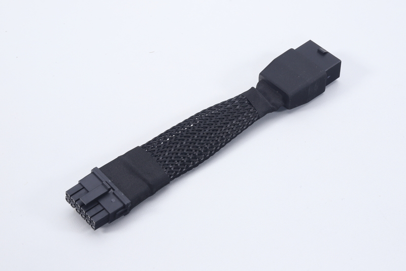 PCIe 8ピンを12VHPWRに変換するアダプタが同梱されている