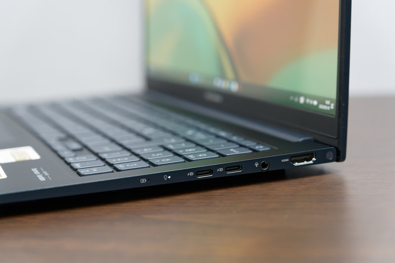 右側面にはUSB4、USB 3.1 Type-C、ヘッドセット端子、HDMI出力