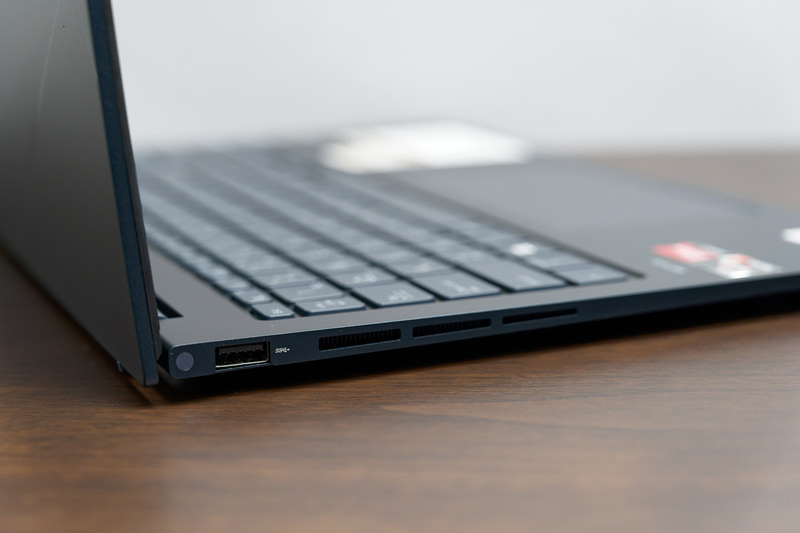 左側面はUSB 3.0が1つ