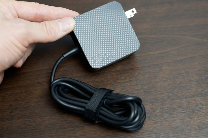 付属ACアダプタは最大65W出力