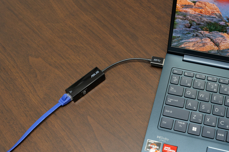 USB接続のGigabit Ethernetアダプタが標準で付属