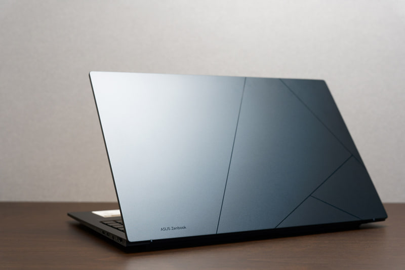 天板のラインは目立つが、ロゴは控えめで落ち着いた外観