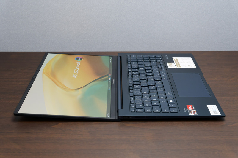 ディスプレイはほぼ180度まで開くことが可能