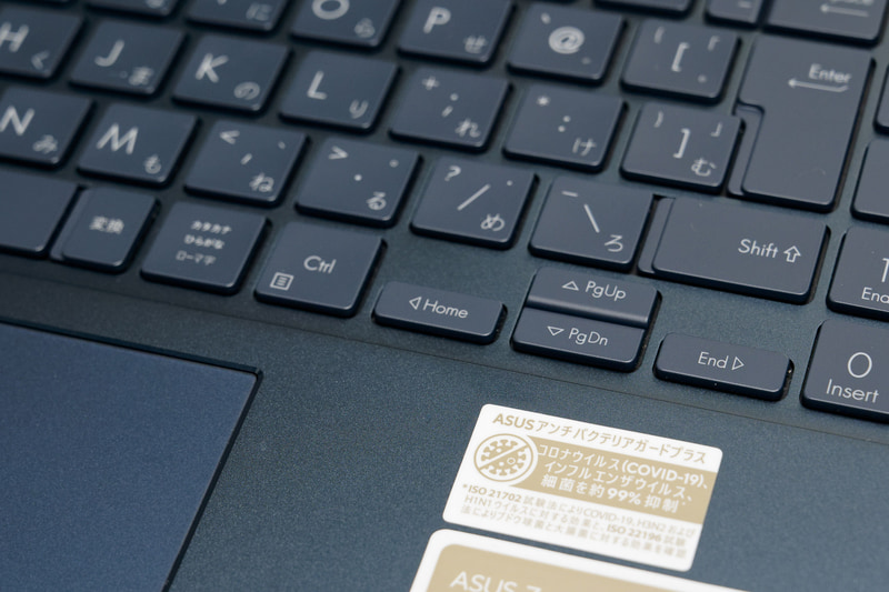 「ASUSアンチバクテリアガードプラス」でウイルスの繁殖を抑制。上下左右キーは細いが、ほかとの区別がはっきりしていて意外と打ちやすい