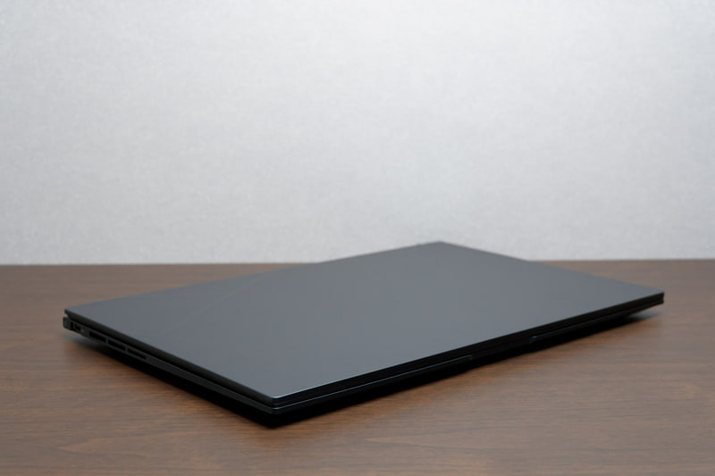 最薄部14.9mm。手に持つとさらに薄さを実感する