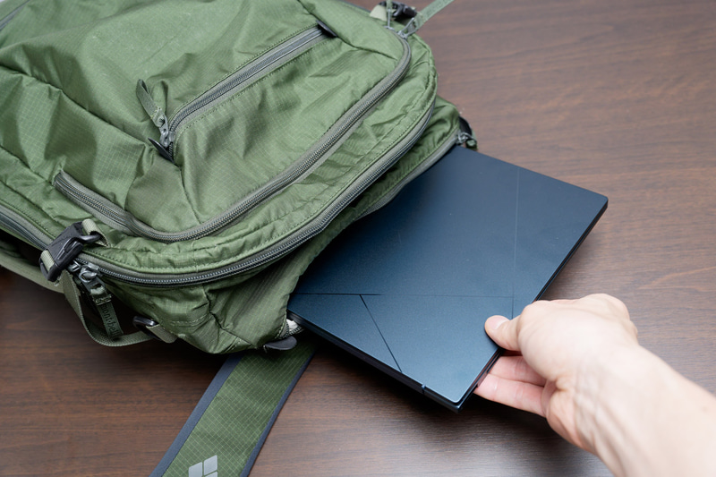 いつも使っているバッグのノートPC収納スペース、ここにすっぽり収まってくれた