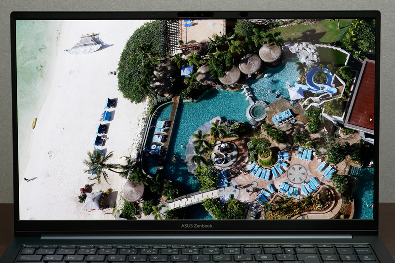 高解像度、高リフレッシュレートで、鮮明にグラフィックを描写する有機ELディスプレイ