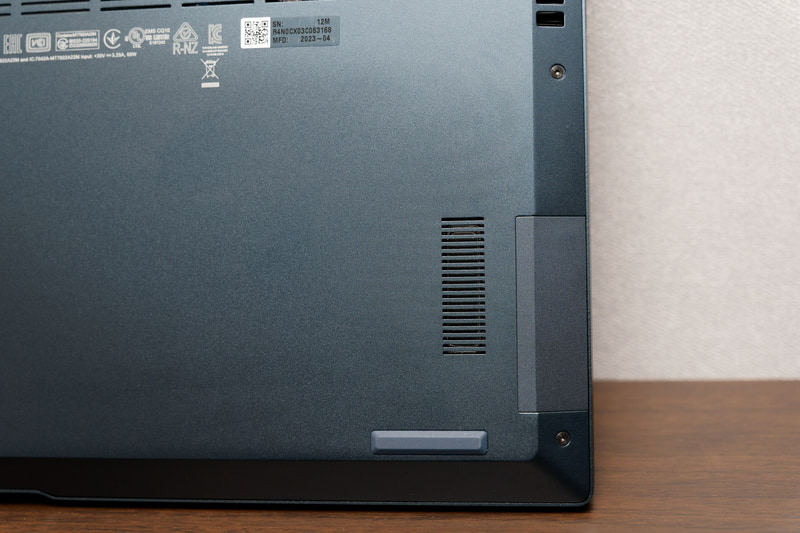 底面左右に設けられたスピーカー。サラウンドサウンドを聞くとかなりの広がりを感じる