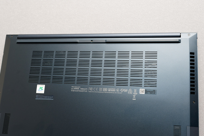 底面のスリットの奥に2つの冷却ファンが見える。ここから吸気し、主に左側面(写真では右側)から排熱する構造