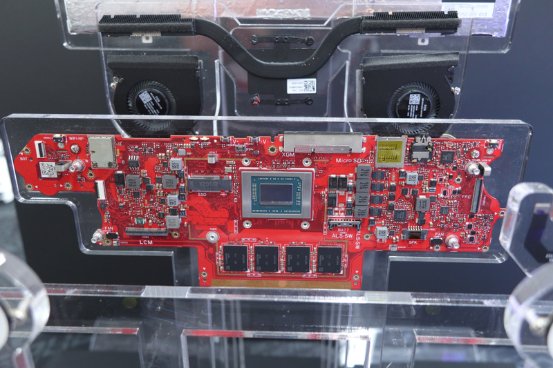 Allyの基板。中央にあるのがRyzen Z1 Extreme