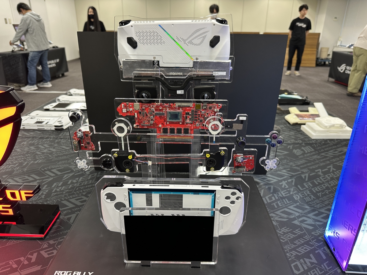 説明会で披露されたROG Allyの内部構造。メモリはオンボードだが、ストレージはM.2 2230 SSD用スロットに装着する。保証が切れる可能性はあるので自己責任となるが、構造的にはストレージを交換できる