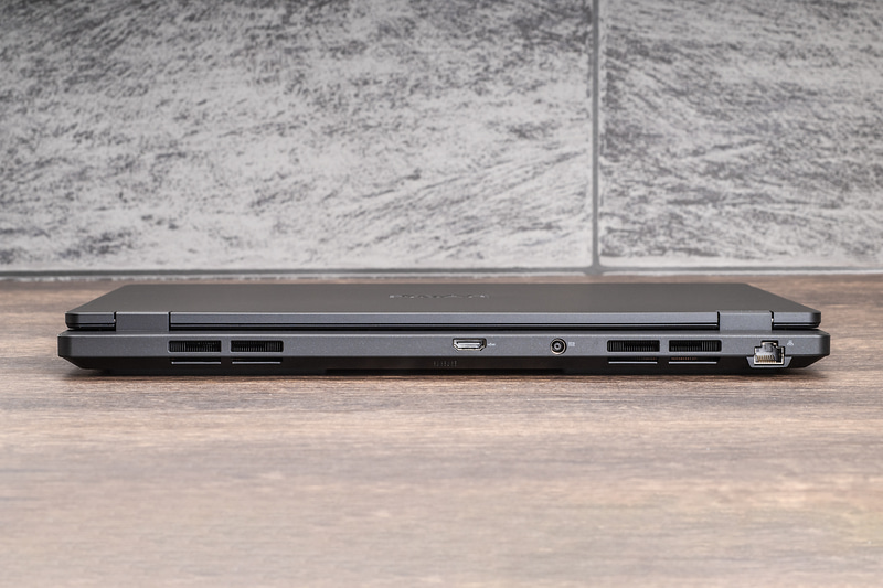 背面にはHDMI 2.1×1、電源端子×1、有線LAN(2.5GBASE-T)×1を装備