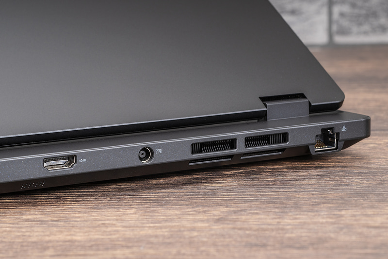 背面にはHDMI 2.1×1、電源端子×1、有線LAN(2.5GBASE-T)×1を装備