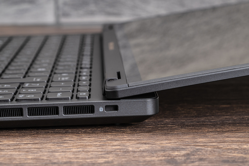 このようにパネルは180度近くまで開く