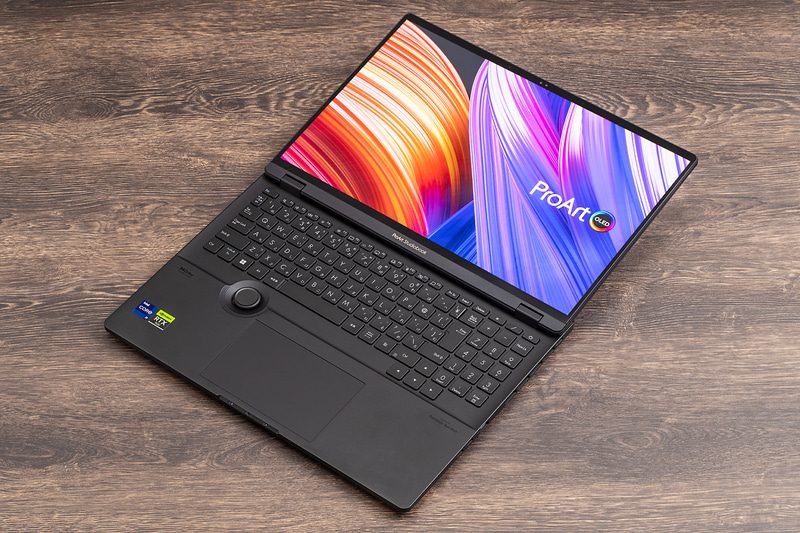 このようにパネルは180度近くまで開く