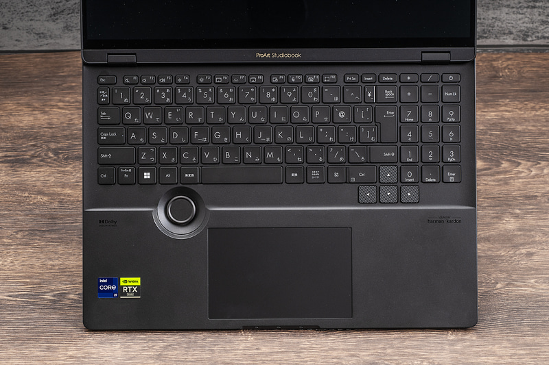 キーピッチは19.05mm、キーストロークは1.4mm、キーキャップの凹みは0.2mmの「ASUS ErgoSenseキーボード」を採用。キーの下にはASUS独自設計のラバードームが配置されており、心地よい打鍵感を実現している