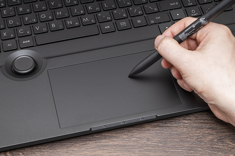 「ASUS ProArt Studiobookシリーズ」のタッチパッドはディスプレイサイズと同じ16:10。画面上との位置関係を把握しやすい