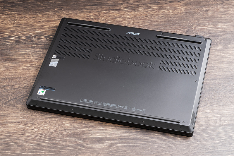 冷却システムは、液体金属サーマル素材、5本のヒートパイプ、102ブレードの大型デュアルファンで構成される「ASUS IceCool Pro」を採用。CPUとディスクリートGPUを合わせて最大160WのTDPを発揮可能だ。また標準モードでは動作音は40dBA以下に抑えられている