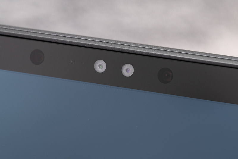 カメラはWindows Helloの顔認証対応