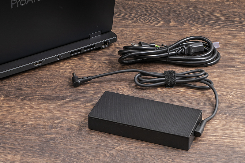 付属のACアダプタ