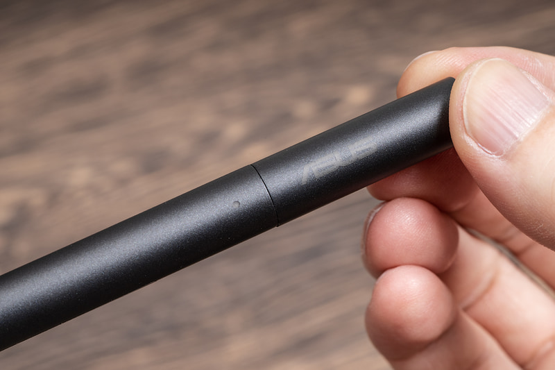 先端部を伸ばすと充電用USB Type-C端子が現われる