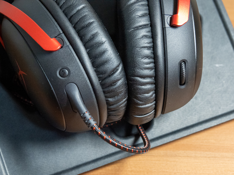 イヤーパッドには、音量調節ホイールやマイクミュートボタンを備えるほか、音の抜け感を出すために上部に穴が追加されている