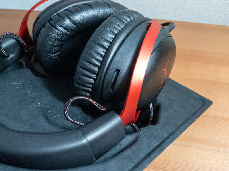 イヤーパッドには、音量調節ホイールやマイクミュートボタンを備えるほか、音の抜け感を出すために上部に穴が追加されている