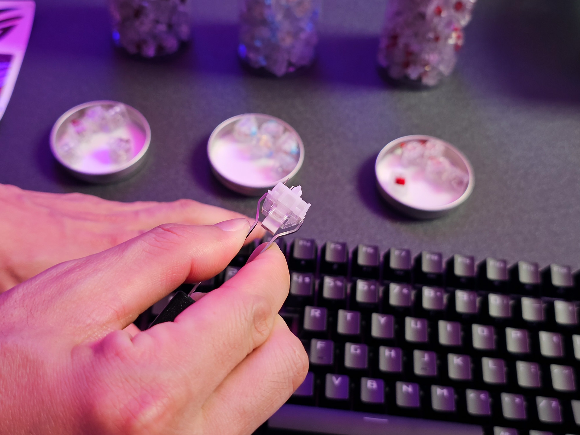 ASUSの新メカニカルスイッチ「ROG NX Snow」。従来ROG NXスイッチはレッド(赤)とブラウン(茶)だけだったが、そこにスノー(白)が加わる形となる