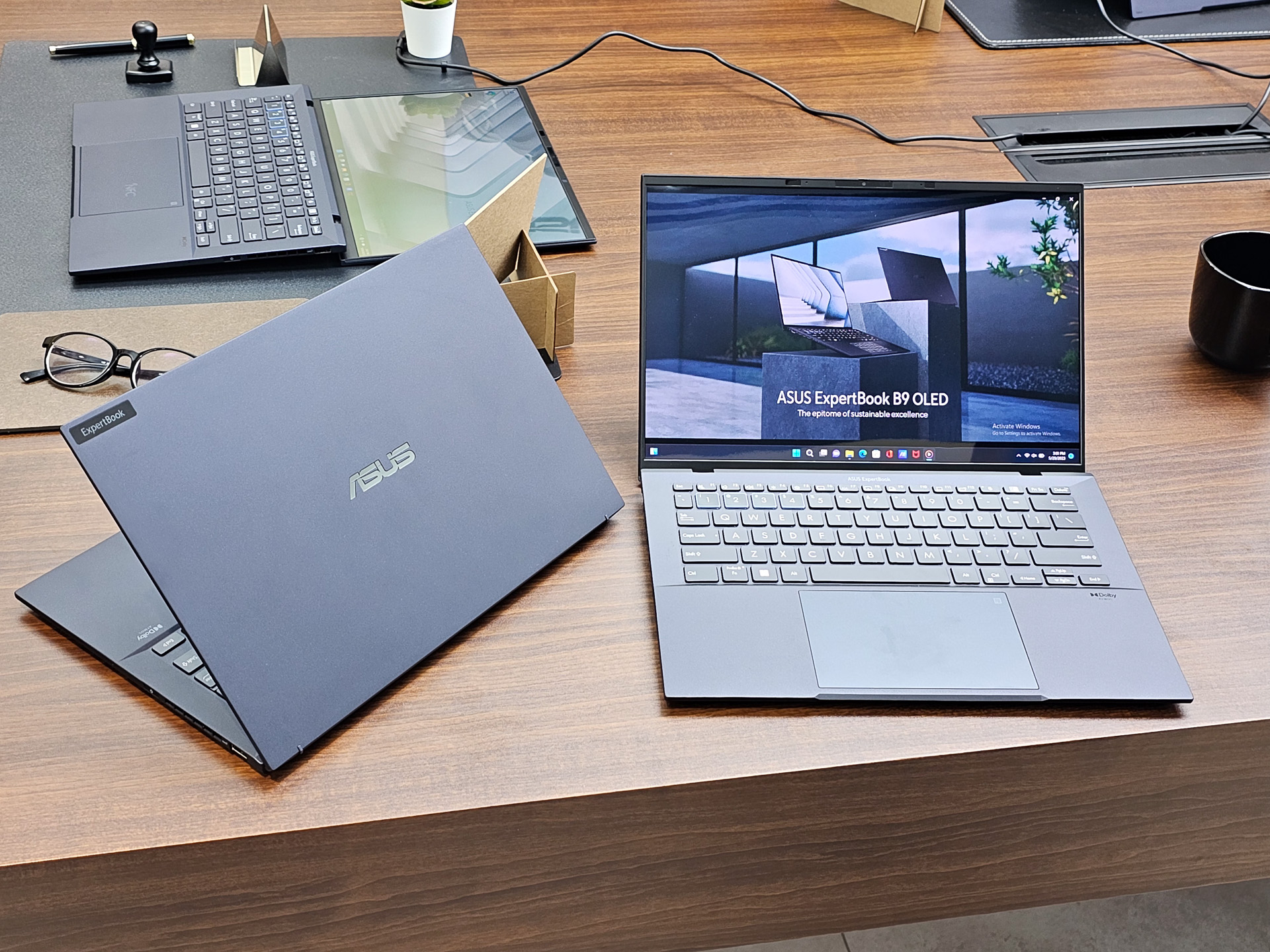 14型/990gと薄型軽量なExpertBook B9 OLED (B9403)