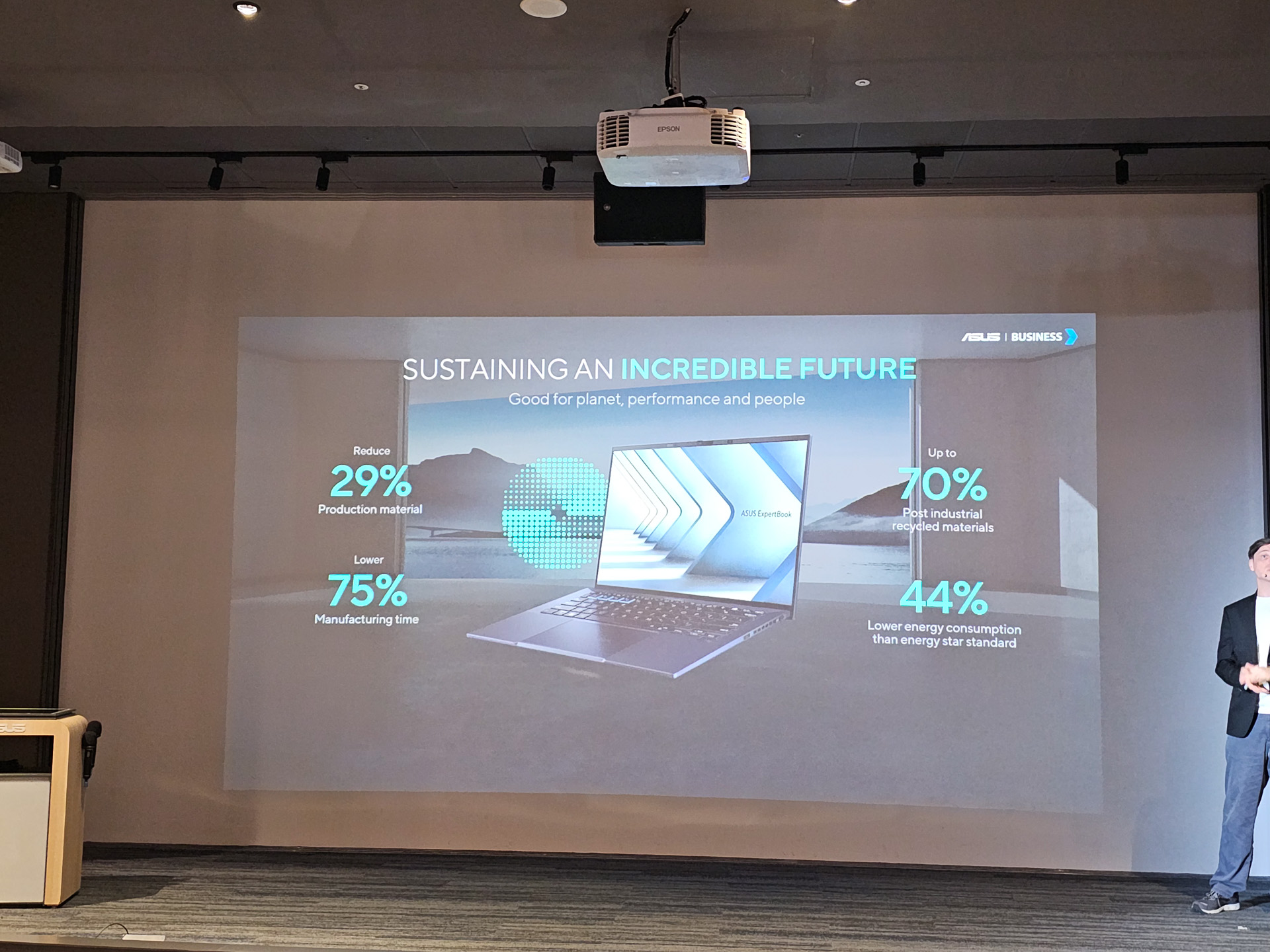 再生由来の素材を使用している