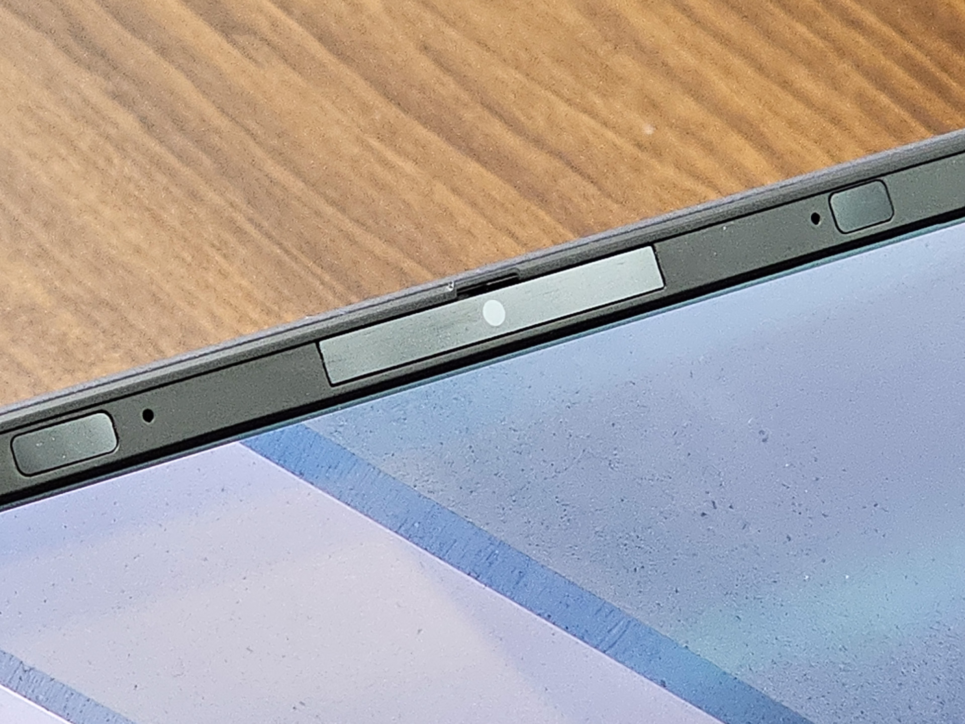 ディスプレイ上部にはRGBのカメラと左右にIRカメラが用意されており、Windows Helloの顔認証が高速に行なえる