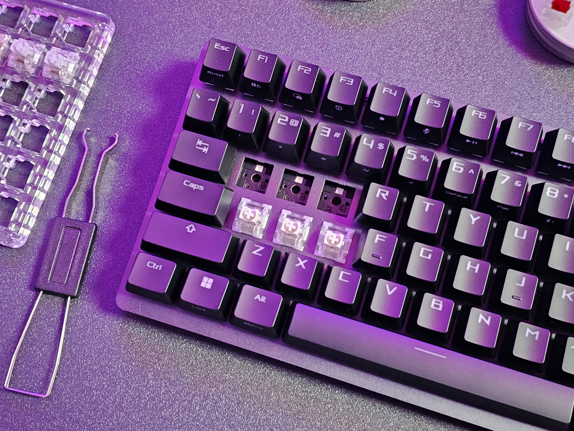 ROG NX Snowを装着したASUSのROGキーボード、キーボード左の器具でスイッチを交換できる