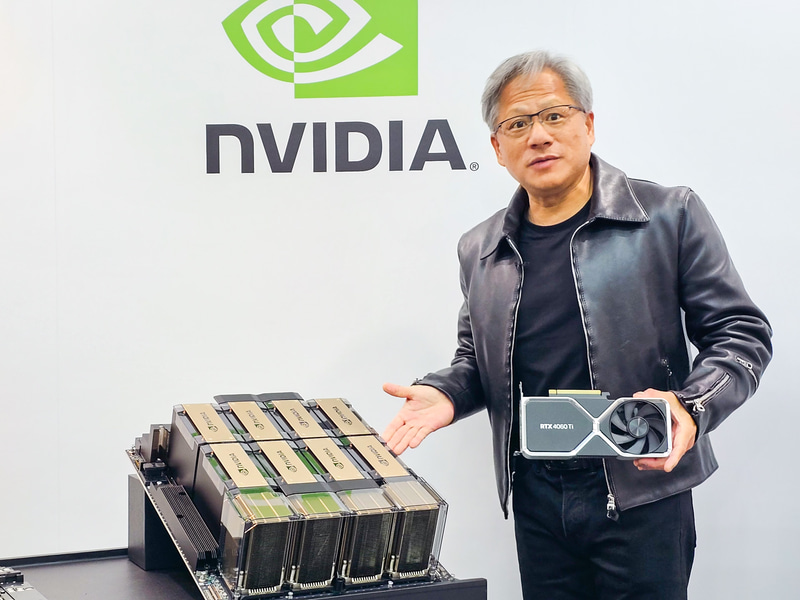 GeForce RTX 4060 Tiを持つNVIDIA ジェンスン・フアンCEO。写真左はDGX H100の中身