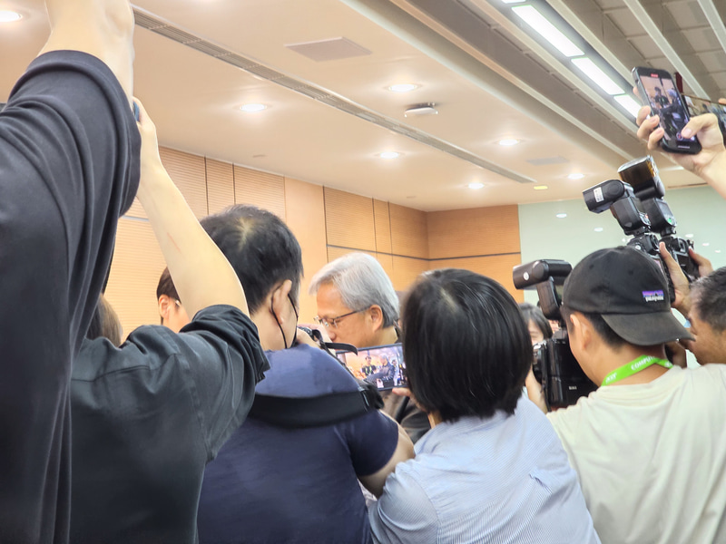 記者会見なのに即席写真撮影会に……