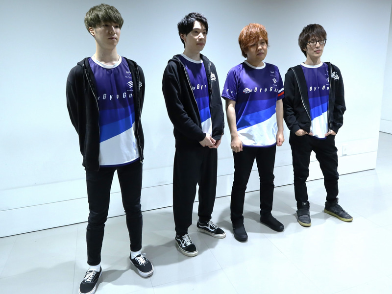 「魚群」のメンバーは左から、水派、もけ、まちゃぼー、マゴ